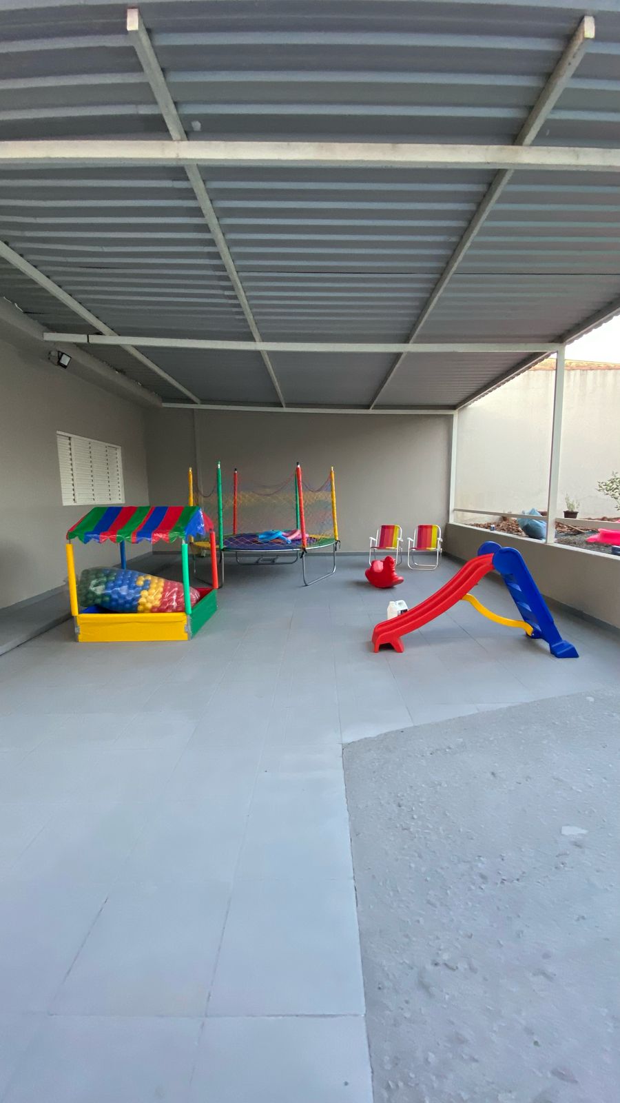 Área Externa com Brinquedos